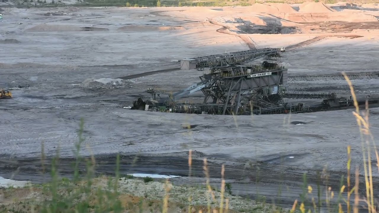 Fahrt von Hohenmölsen nach ehemals Großgrimma. Blick in den Tagebau Profen - Abbaufeld Domsen.