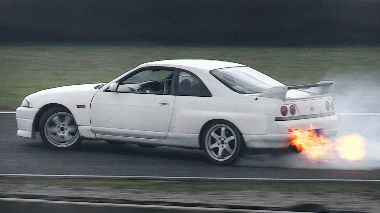 Nissan Skyline R33 GTS-T Drifting & Spitting Huge Flames!!
