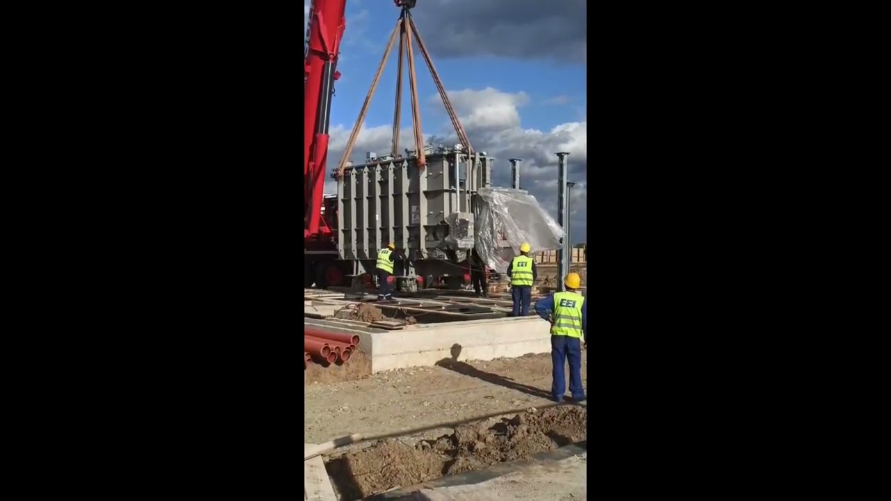 Macara de la Sulfatim Timișoara așează pe poziție un transformator la Moșnița Nouă
