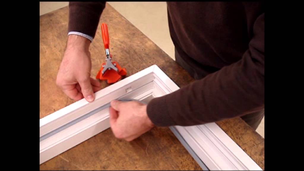 Cutting sealing profiles at inner corners