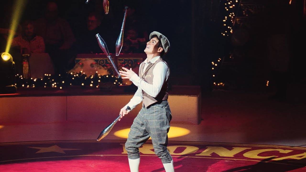 Noel Aguilar.  juggling.  Roncalli Christmas circus. Osnabrück 2025 