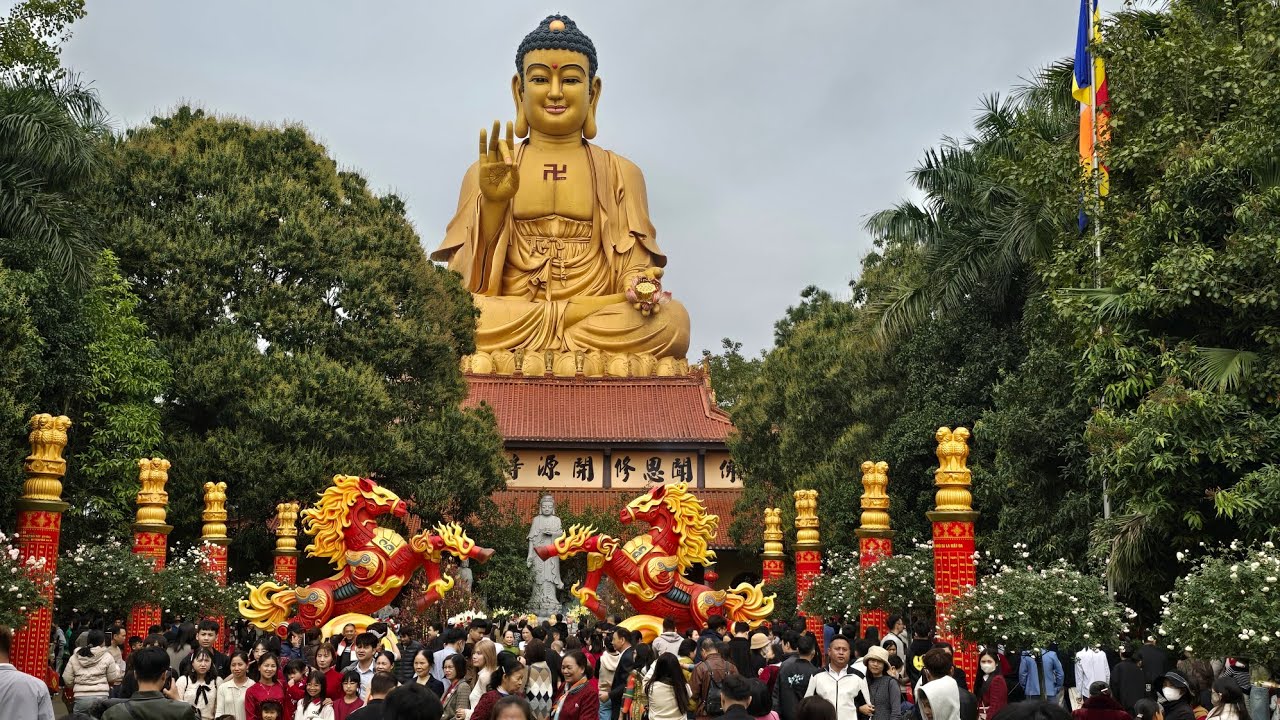 Biển người đổ về chiêm bái đại tượng Phật lớn nhất Đông Nam Á ngày đầu xuân