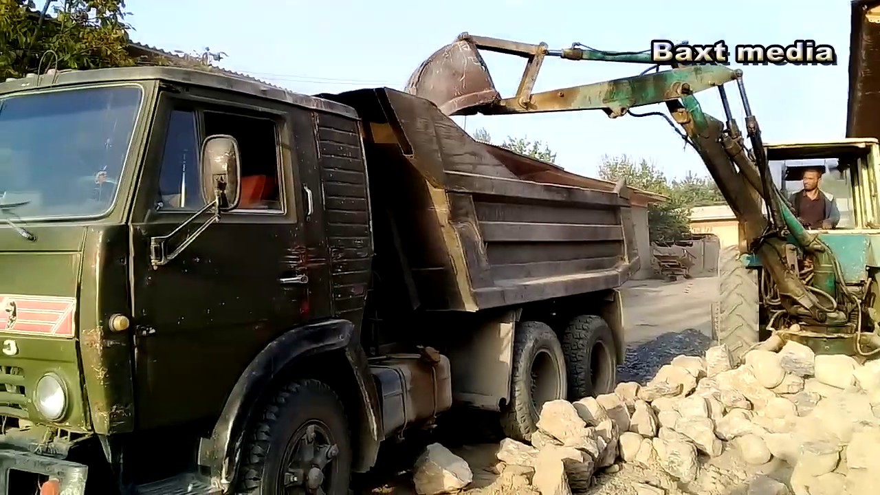 экскватор погрузчик юмз грузит камен.Ekskvator pogruzchik yumz gruzit kamen.