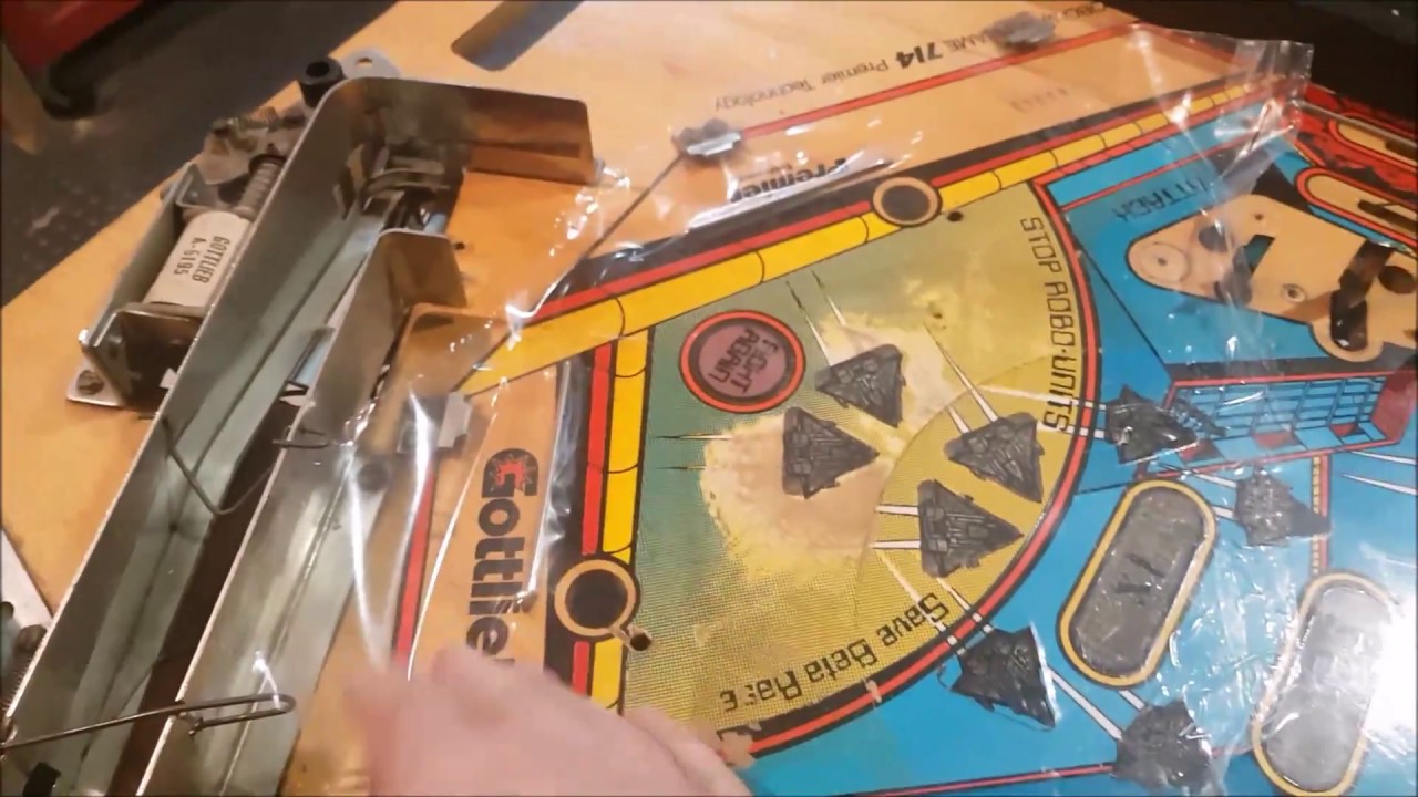 Retouche de peinture sur un playfield de Robowar