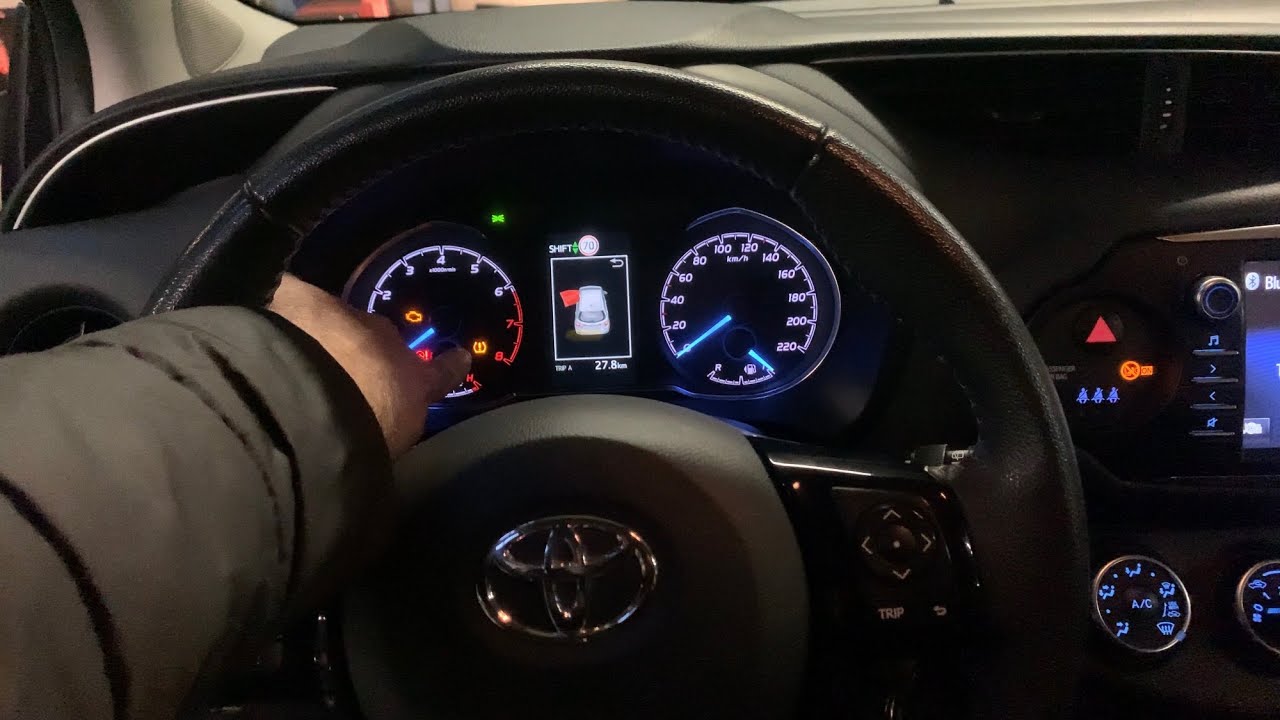 Toyota Yaris сбросил давление в шинах. Проблема с индикатором TPWS решена.
