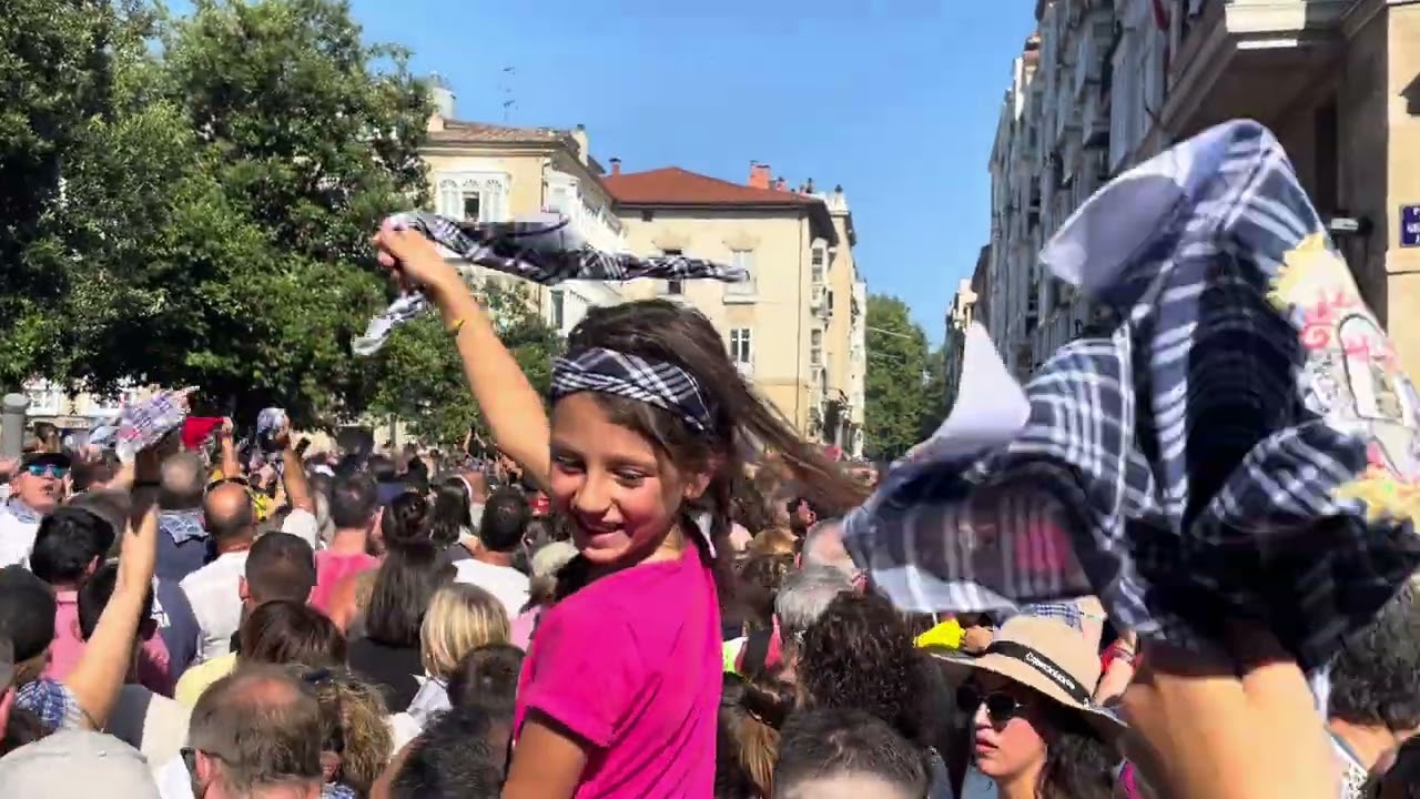 Celedón daalt af met zijn paraplu vanaf de toren van de Iglesia de San Miguel - 4 augustus 2024