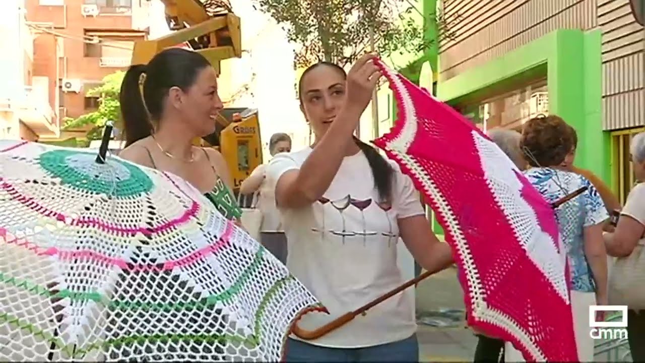 Valdepeñas sofoca el calor con sus paraguas