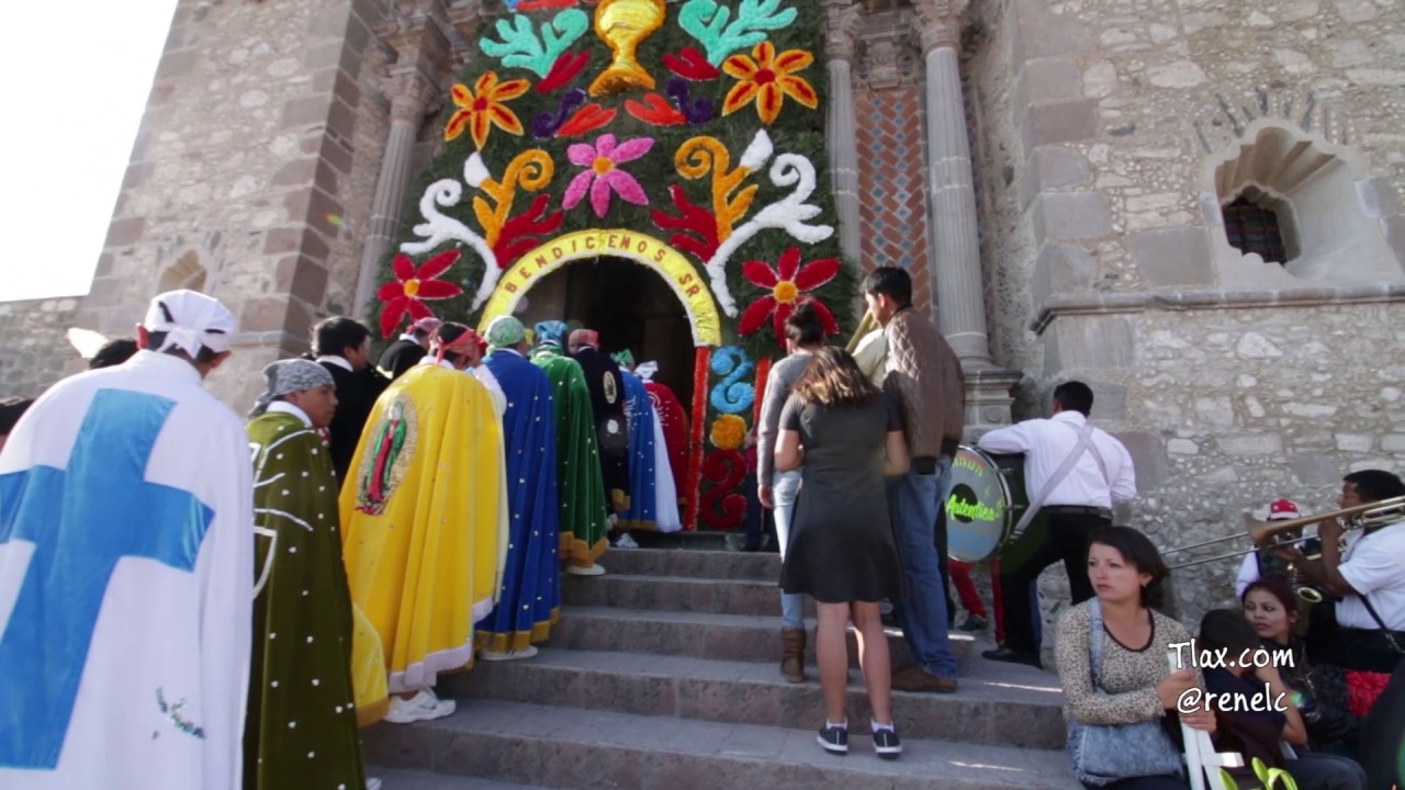 Procesión de los panaderos,  moros y cristiansos durante la feria Totolac 2016