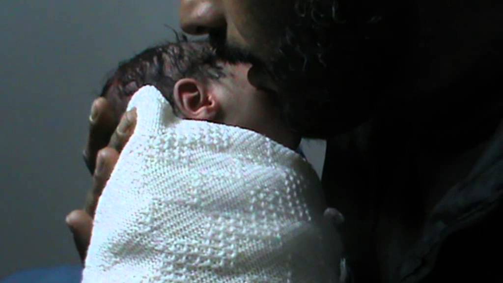 والد الطفلة ابو مدين يؤذن باذن طفلته التي رزق بها