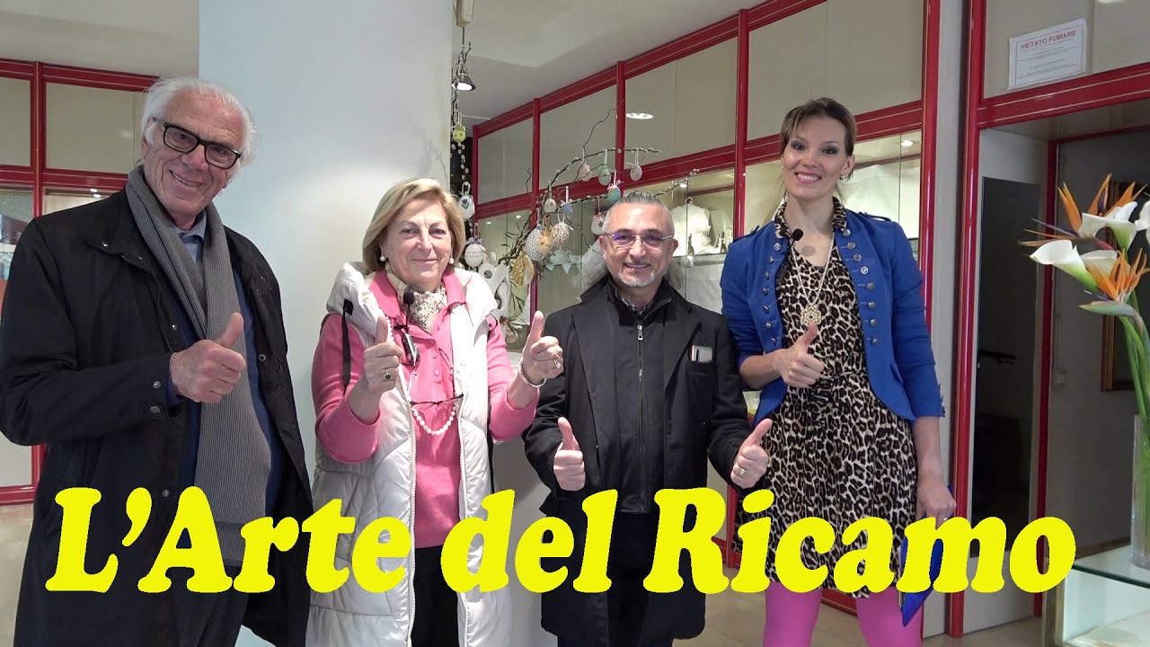 L'arte del Ricamo, esposizione di corredi Castellanesi in Via Bovio, spiega la Dott.sa Daniela Ponci