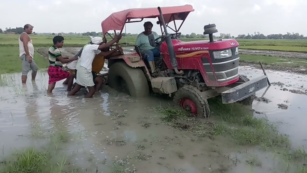Man rescue by tractor#Man pushed the tractor# tractor stuck in the field# mahindra yuro 575 di