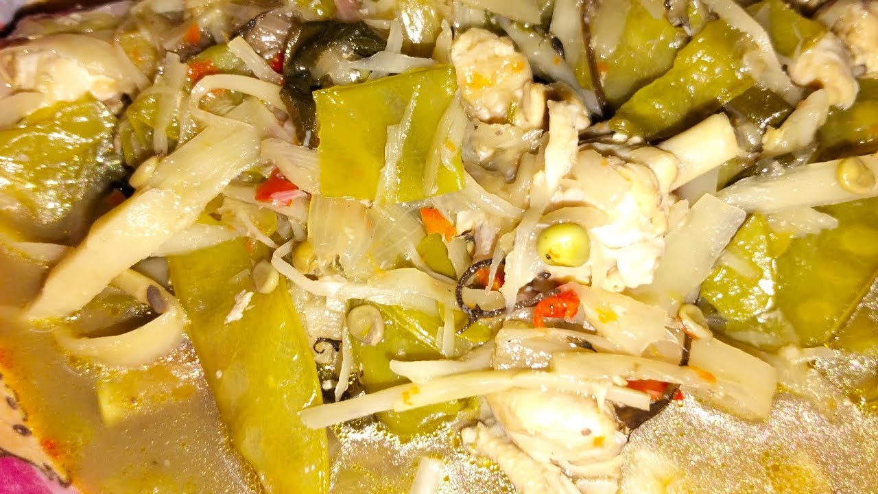 ว้าวกินแกงไก่ใส่หน่อไม้ส้มนำเด้อครับ น่ากินมากครับ The food looks delicious!