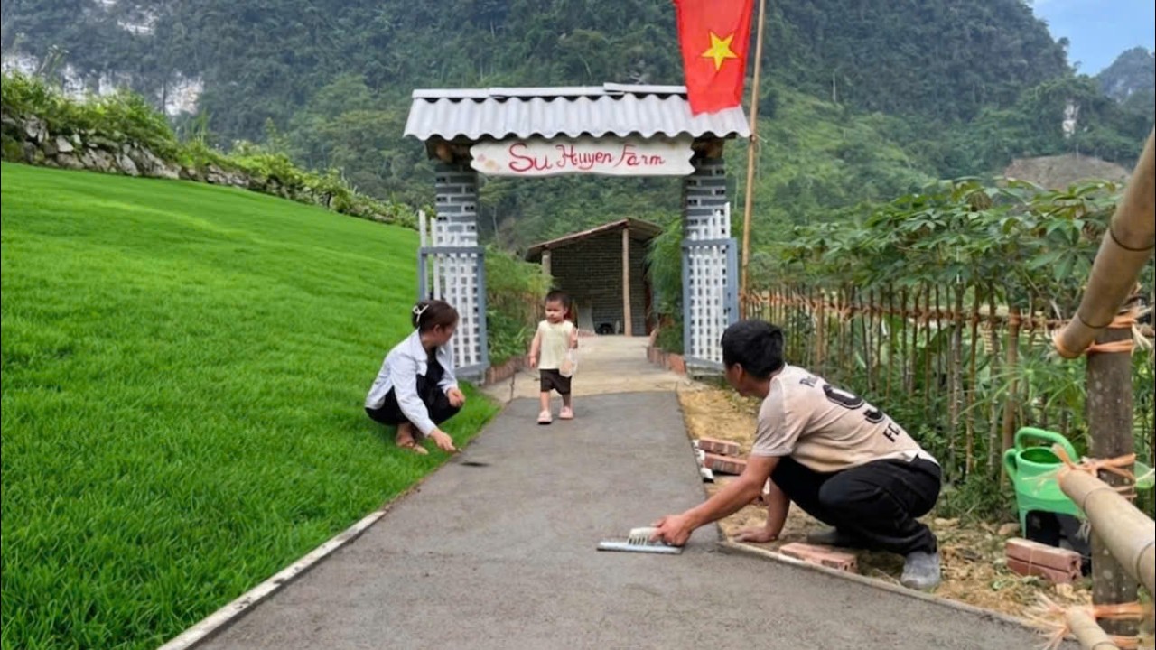 Braving the sun and rain, SU & HUYEN quickly completed the concrete road leading to the farm.