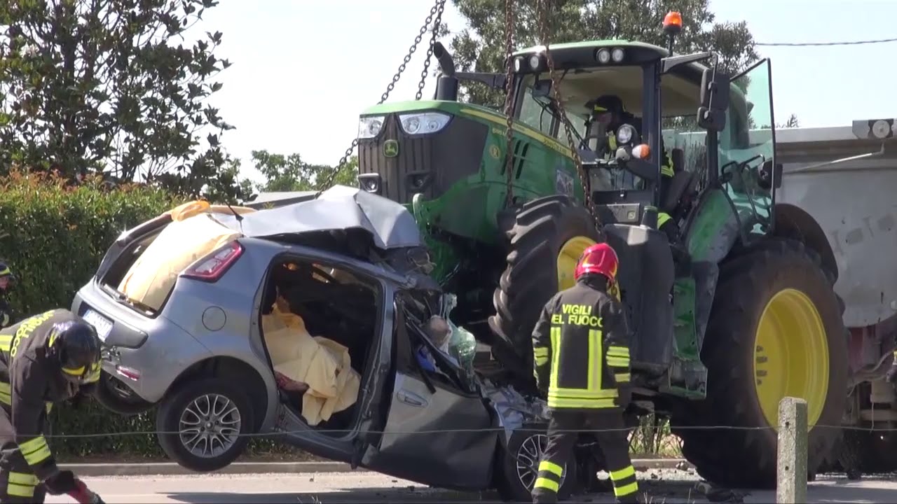 RAVENNA: Frontale con un trattore, tre persone morte schiacciate sull'Adriatica | VIDEO