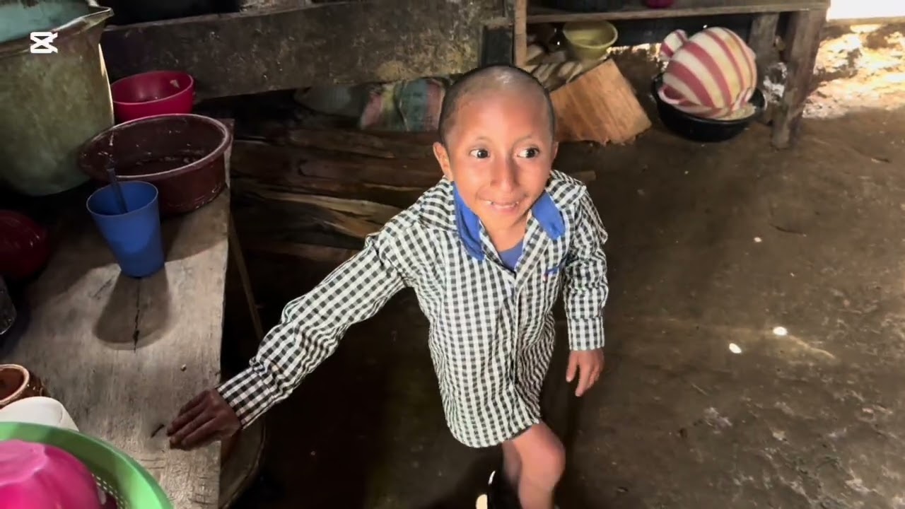 TIENE 15 años pero parece de 4 años.