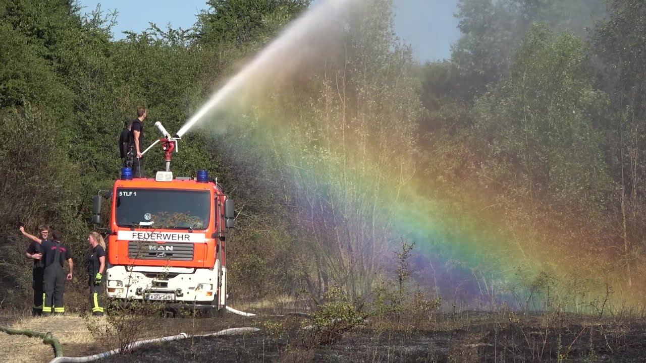 Gro&szlig;fl&auml;chiges Bodenfeuer in K&ouml;ln-Weidenpesch am 07.07.23 + O-Ton