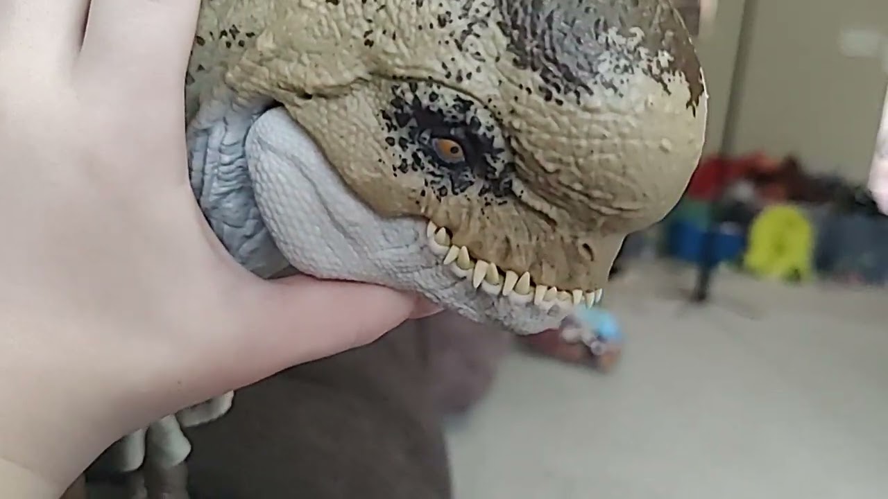 Mososairus eating Distortisrex