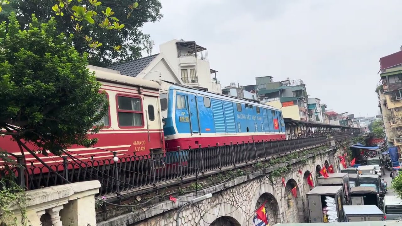 D19E 922 kéo tàu LP6 vào Ga Long Biên (11:57-7/3/2026)