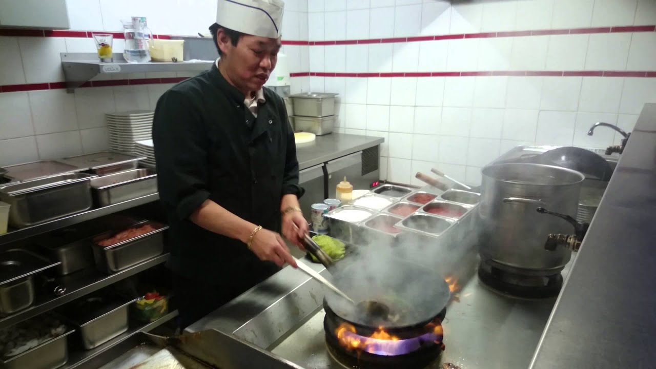 Démonstration de cuisson au wok du restaurant New Vina Wok
