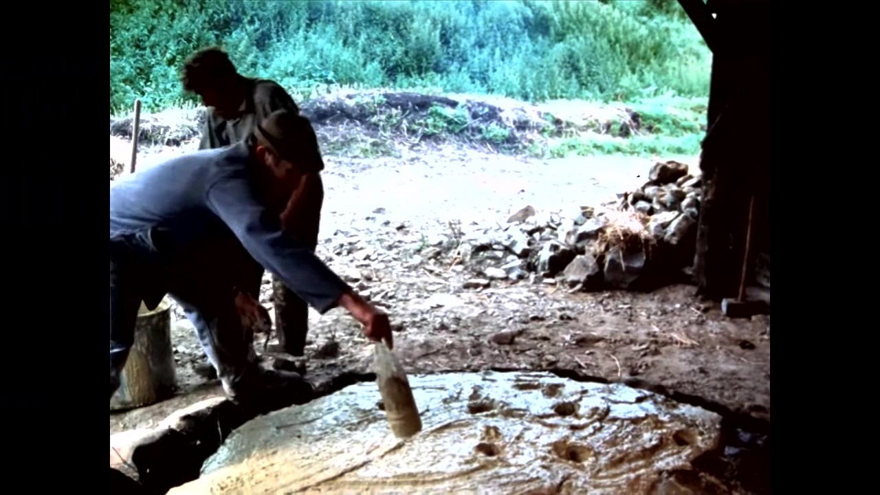 Alter Kalkofen in Arbeit/How a Lime Kiln Is Built