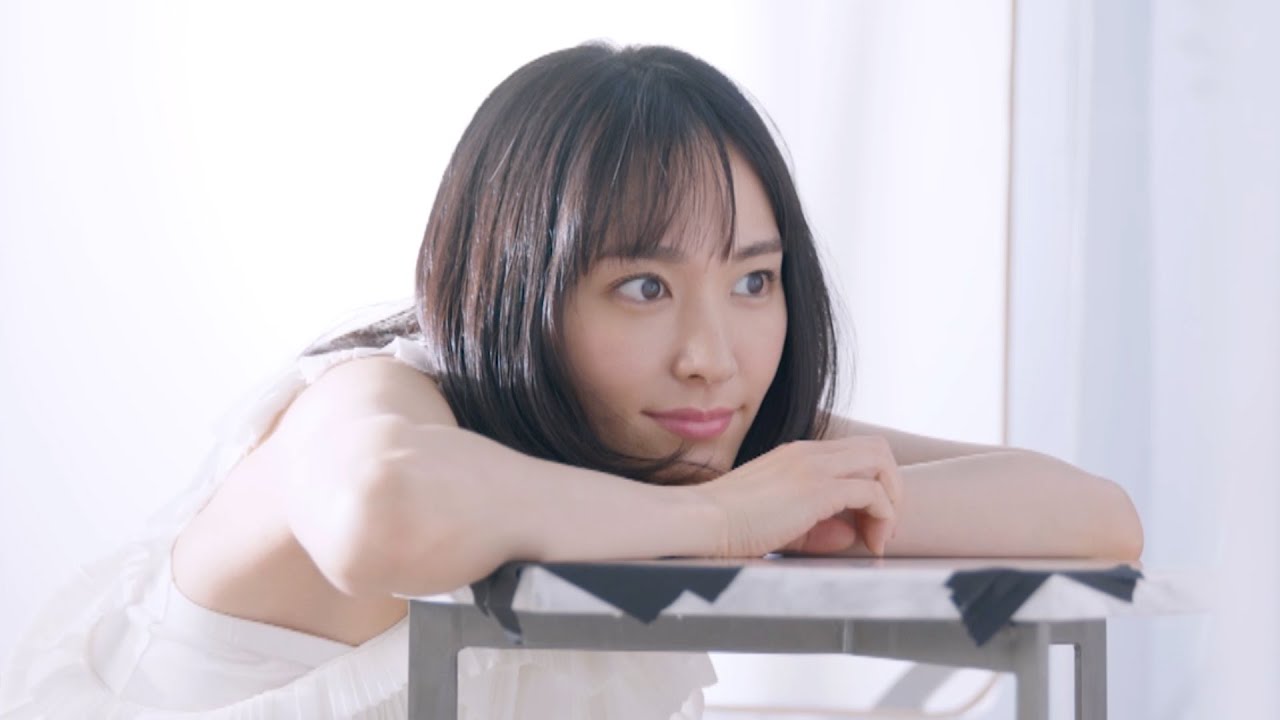 新垣結衣、白のノースリーブで素肌がチラリ　部屋着姿で自然体な表情を見せる　『エスプリーク』新CMメイキングムービー