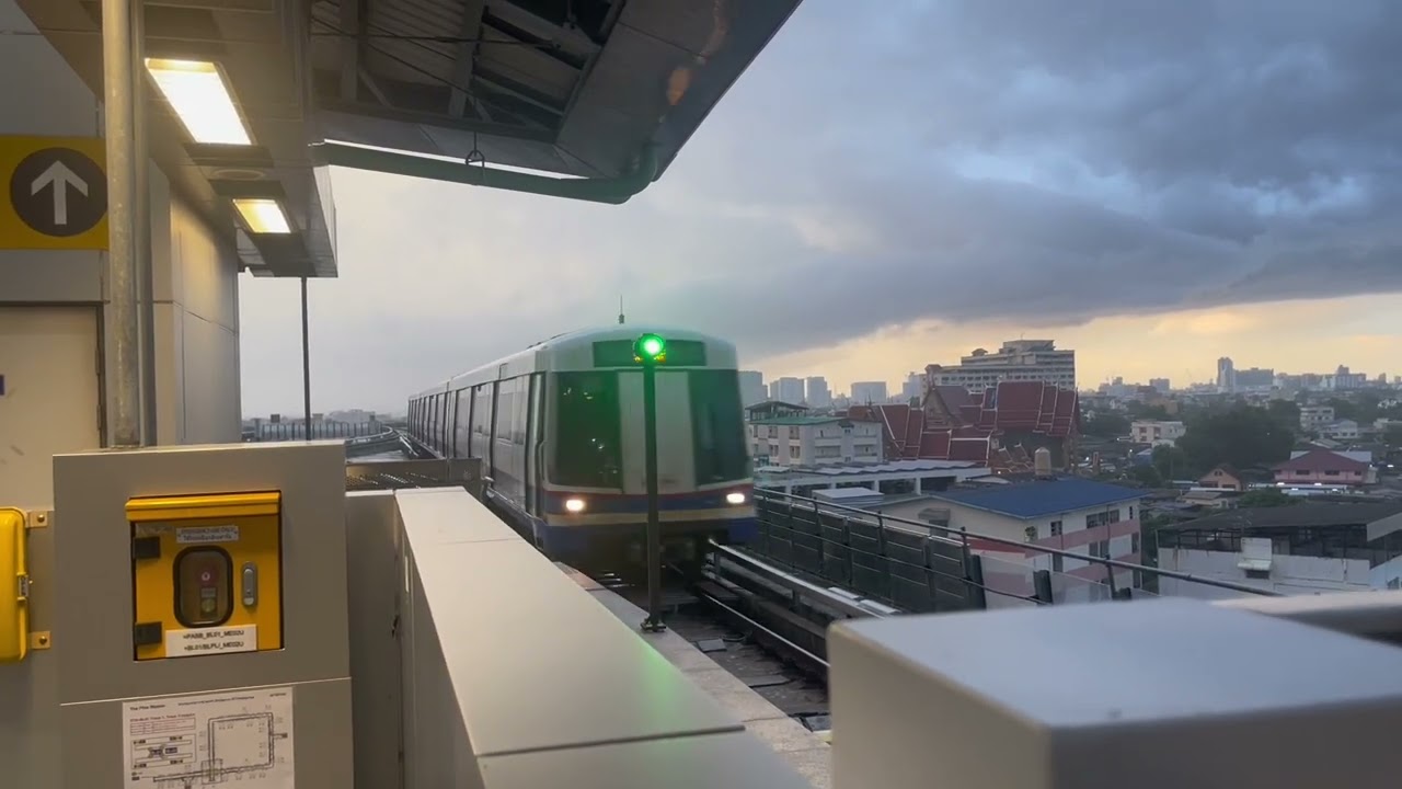 MRT ยามเย็น ในวันที่ฝนตก