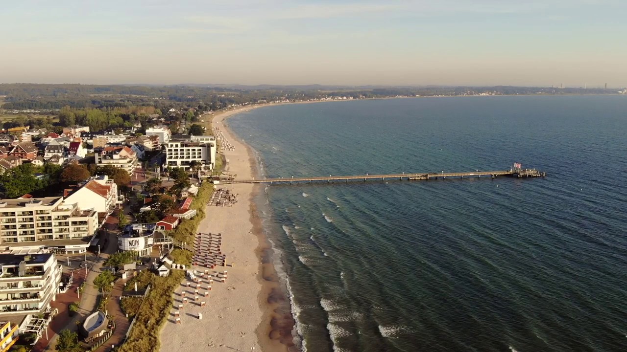 Scharbeutz: Strand, Promenade und Seebrücke als Luftaufnahme