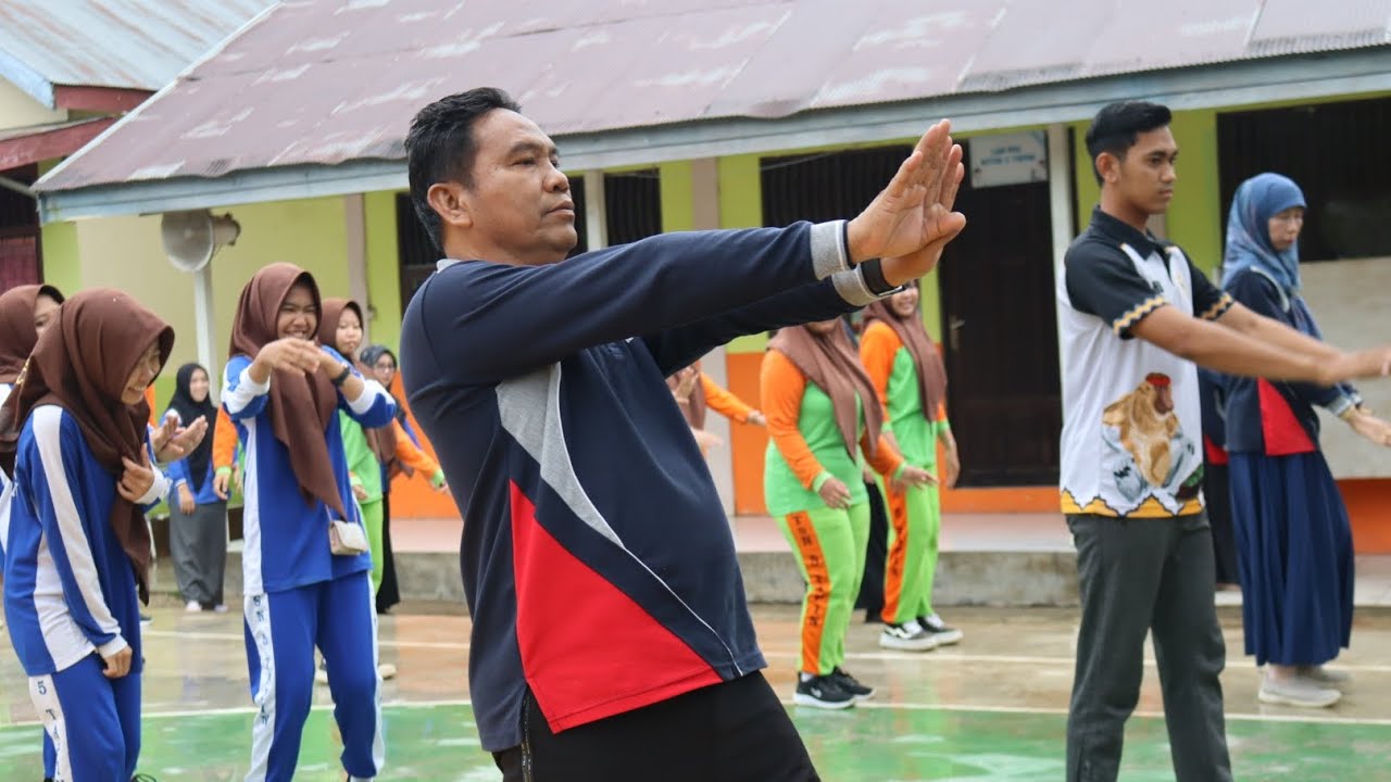 Gerak Ceria di Jumat Sehat: Senam Bersama Warga MTsN 5 Tapin