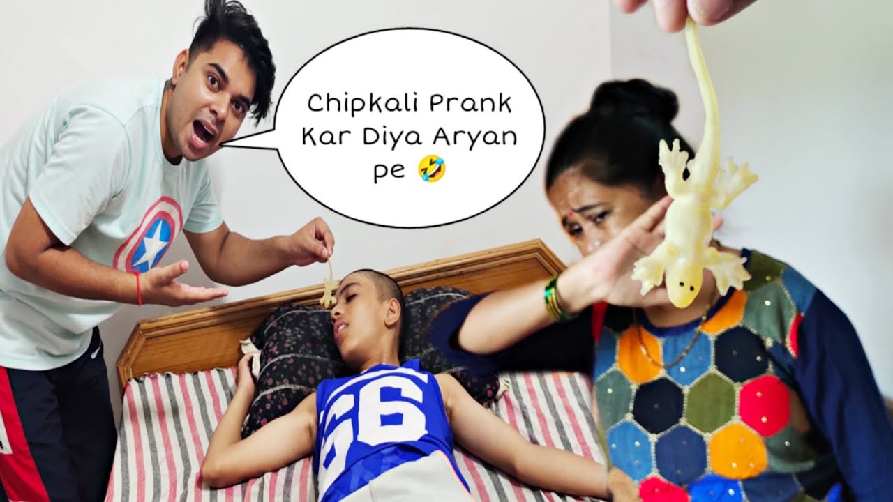 Funniest Lizard Prank On My Mom And Brother😱 (Crazy Reaction)😝