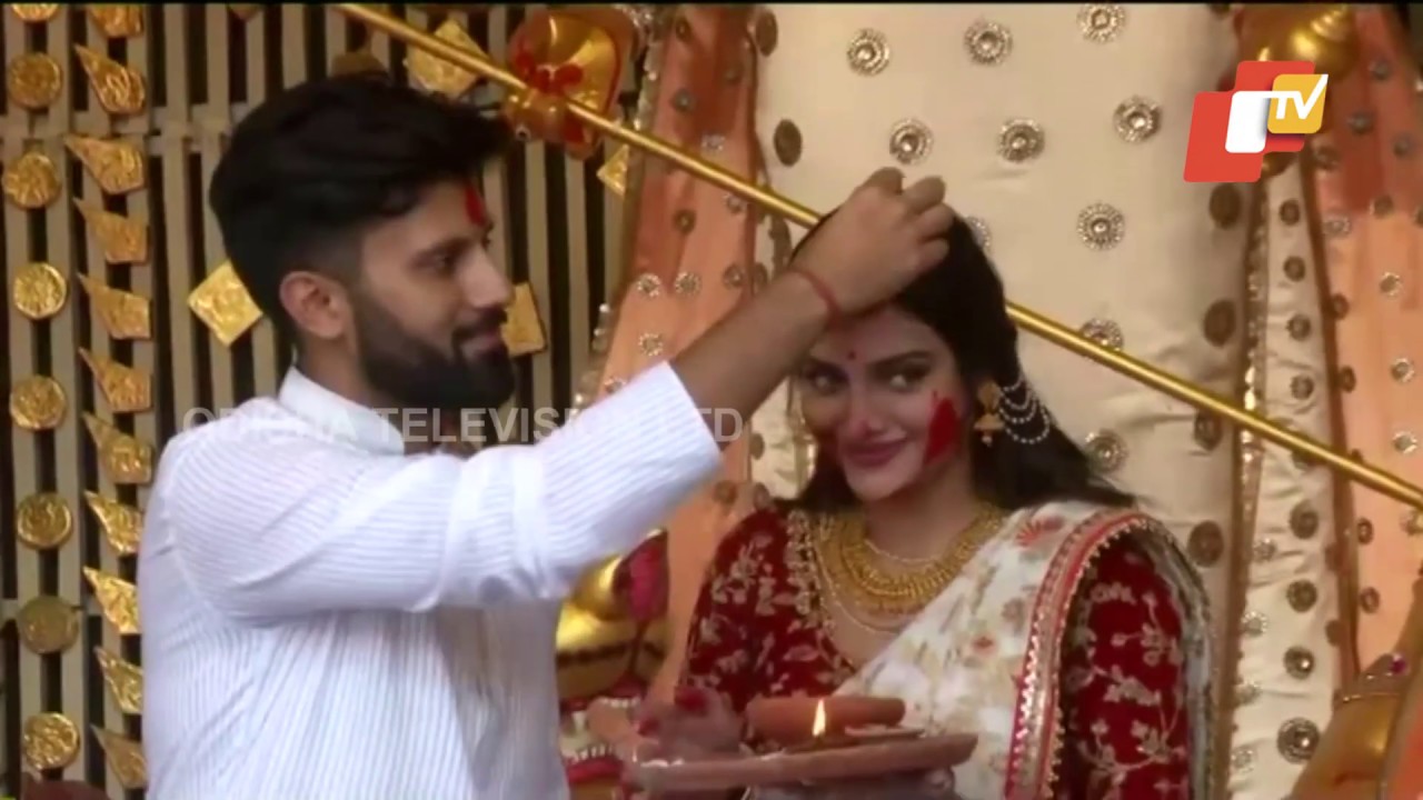 Actress-turned MP Nusrat Jahan Celebrates 'Sindur Khela' As Per Rituals