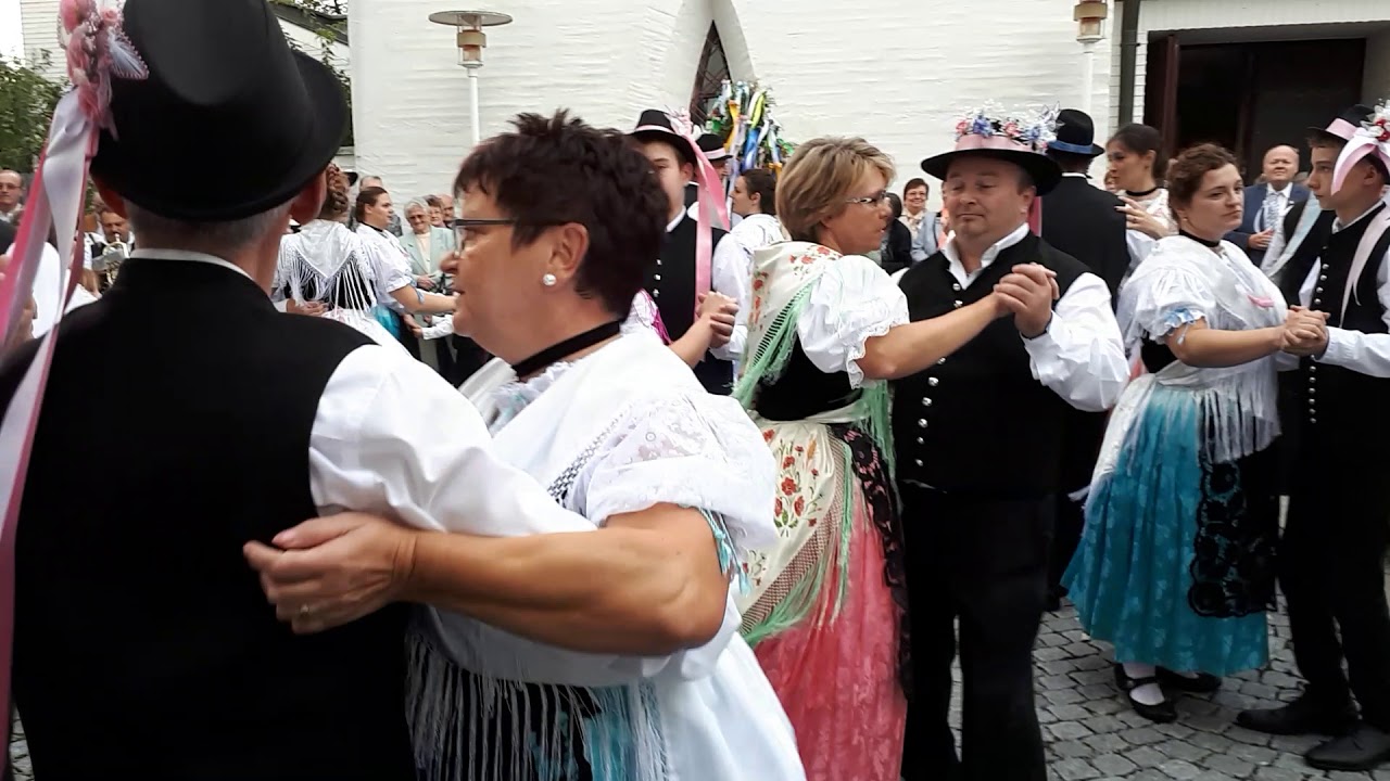Kirchweihfest der Banater Schwaben KV Augsburg am 2017-09-30 - Trachtenpaare tanzen im Kirchenhof
