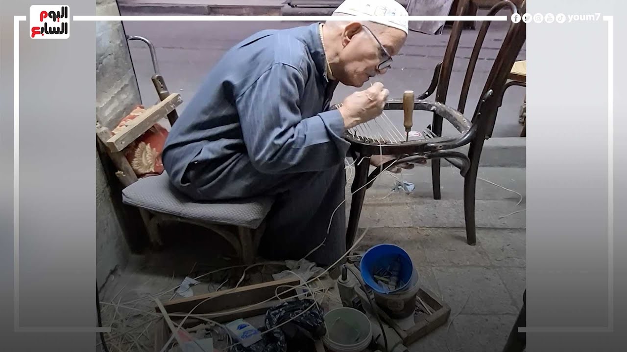 عم نبيل الإنسان حكايته ليها العجب.. شغال فى محل متر فى متر بيعمل كراسي الكانيه من 70 سنة