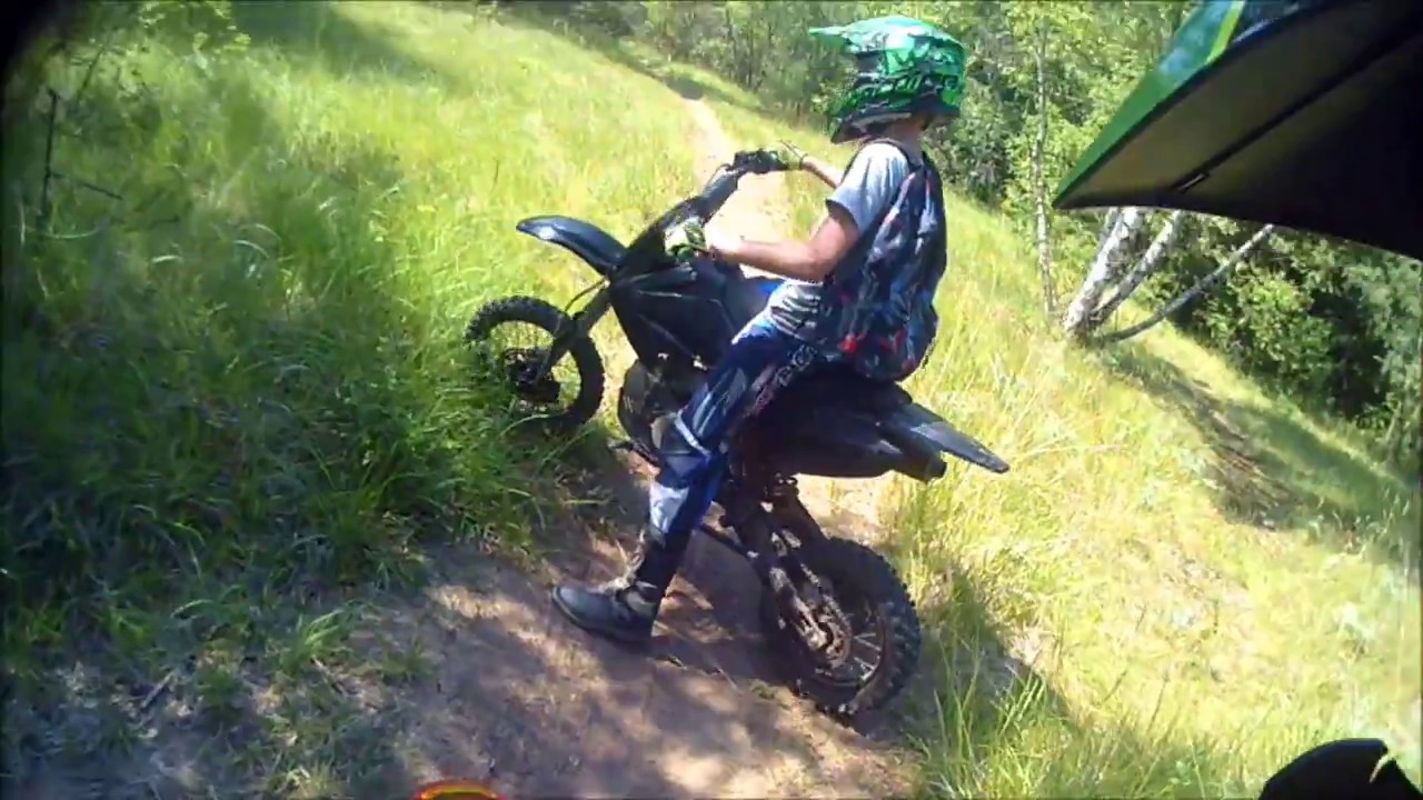 Sortie en dirt 125 sur un terrain de cross abandonné