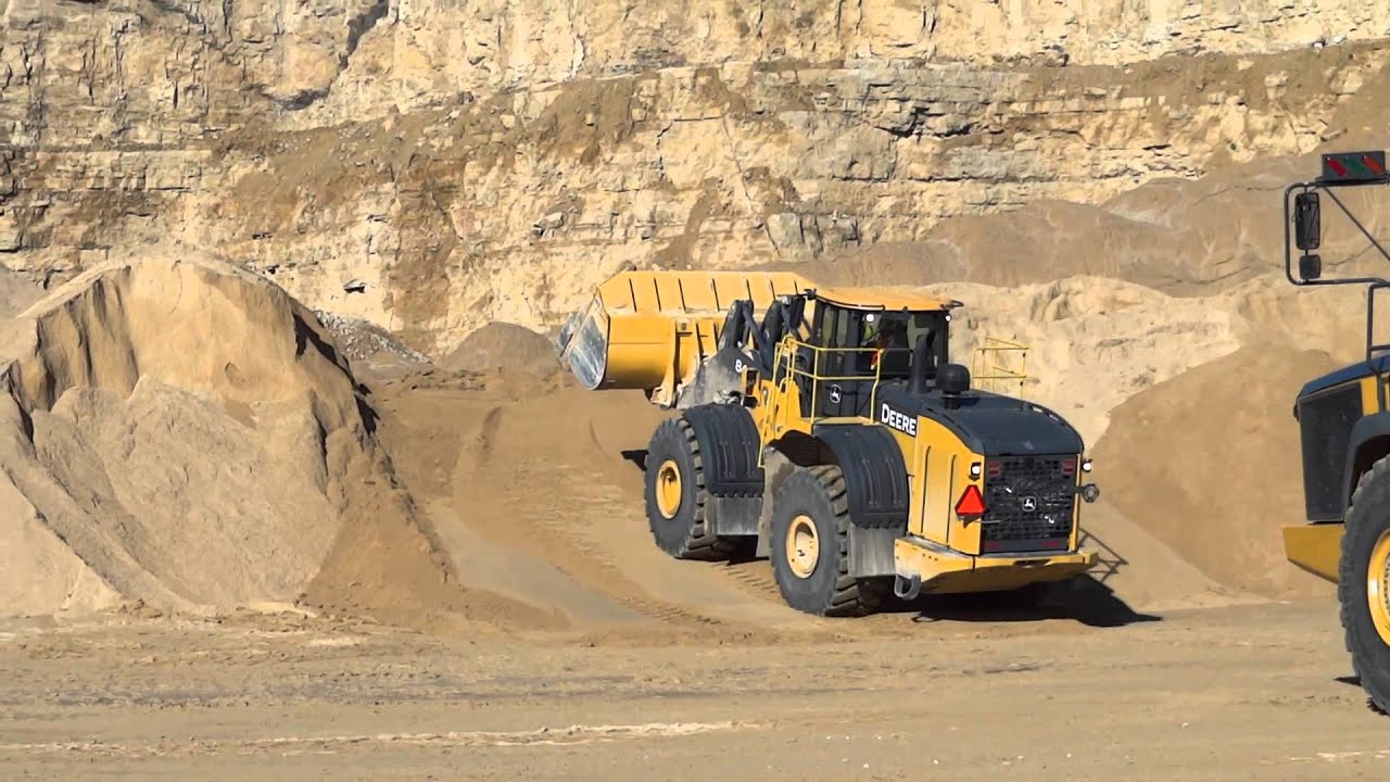 Building a ramp with a Deere 844K