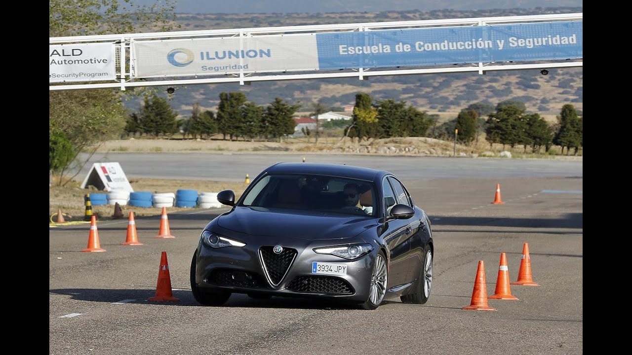 Alfa Romeo Giulia 2016 - Maniobra de esquiva (moose test) y eslalon | km77.com