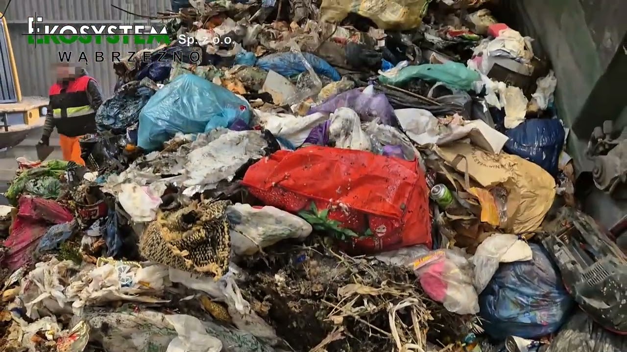 Worki, siatki, reklamówki foliowe muszą trafić do pojemnika PLASTIK lub Tworzywa sztuczne.