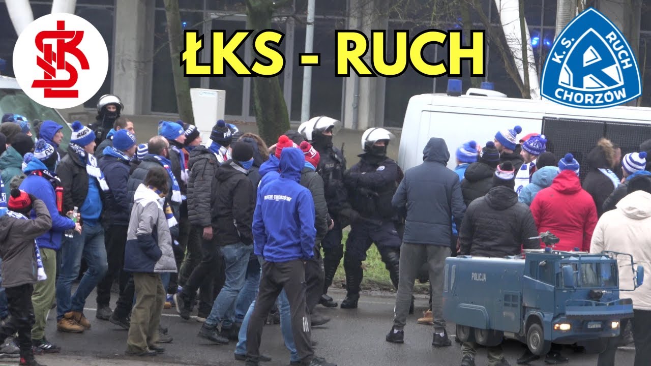 ŁKS ŁÓDŹ - RUCH CHORZÓW: Przemarsz kibiców Ruchu, przejazdy alarmowe i akcja Policji