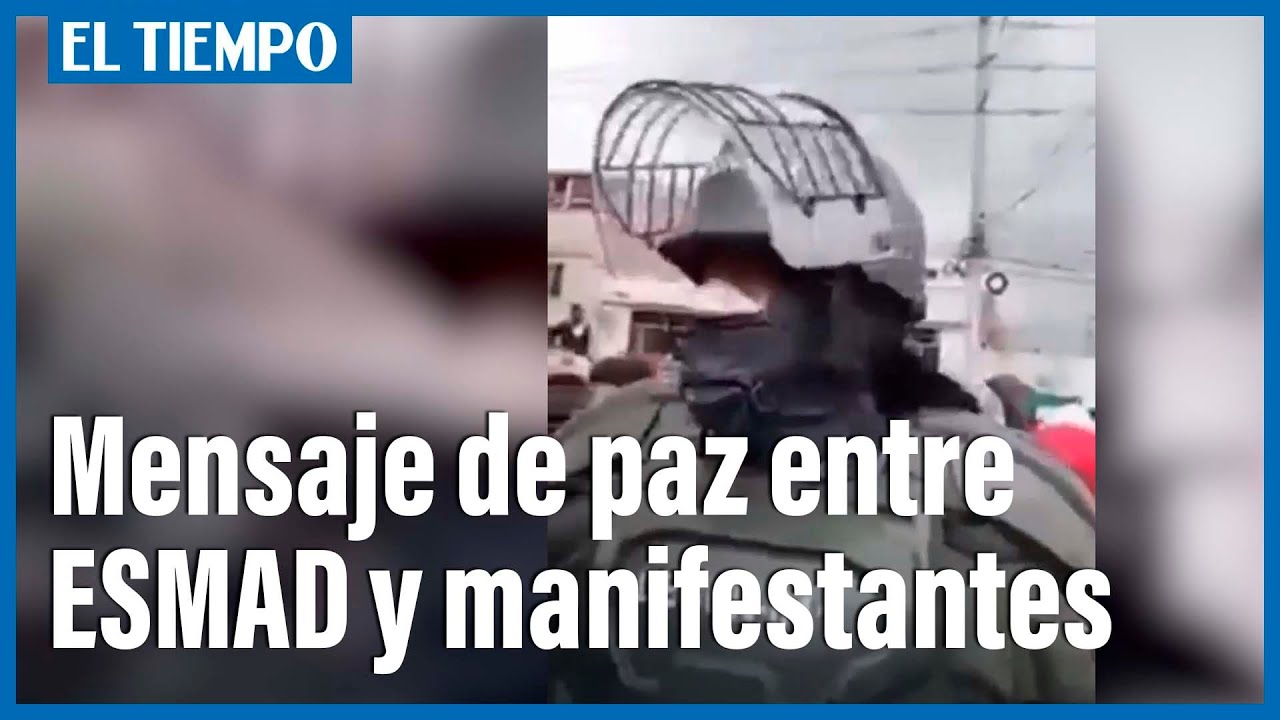 Agente del Esmad dialoga con manifestantes en Facatativá