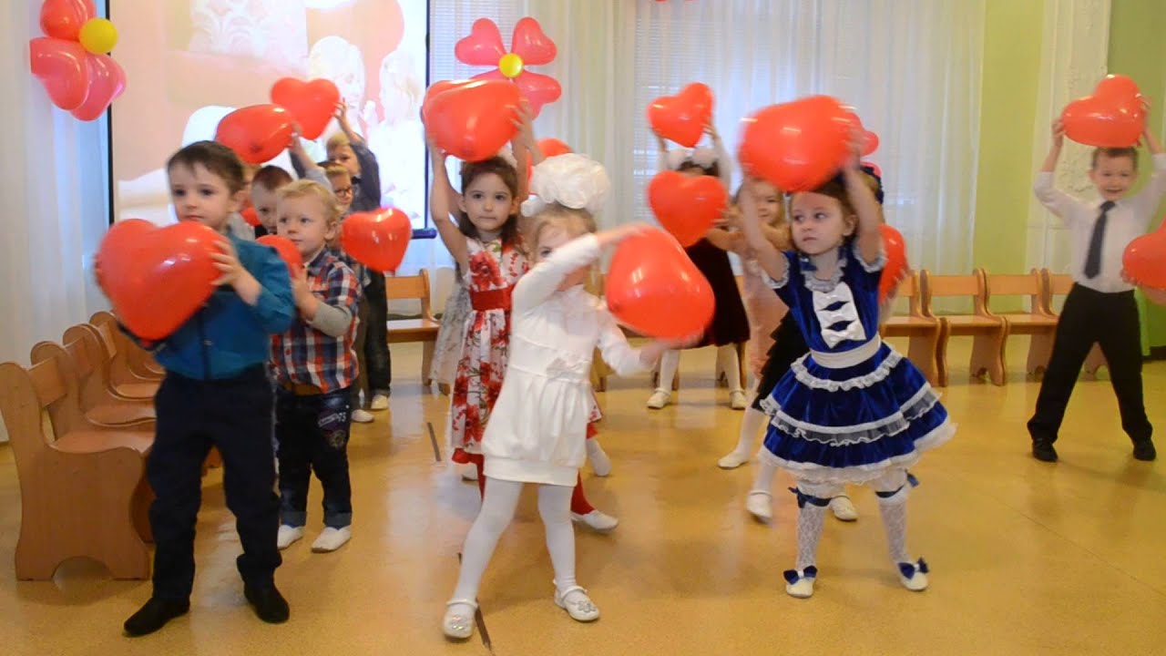 Красивый вход деток младшей группы на утреннике 8 Марта