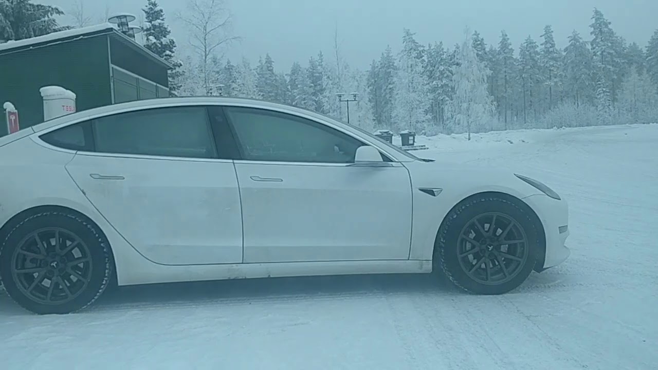 Helsinki - Saariselkä Teslalla talvella