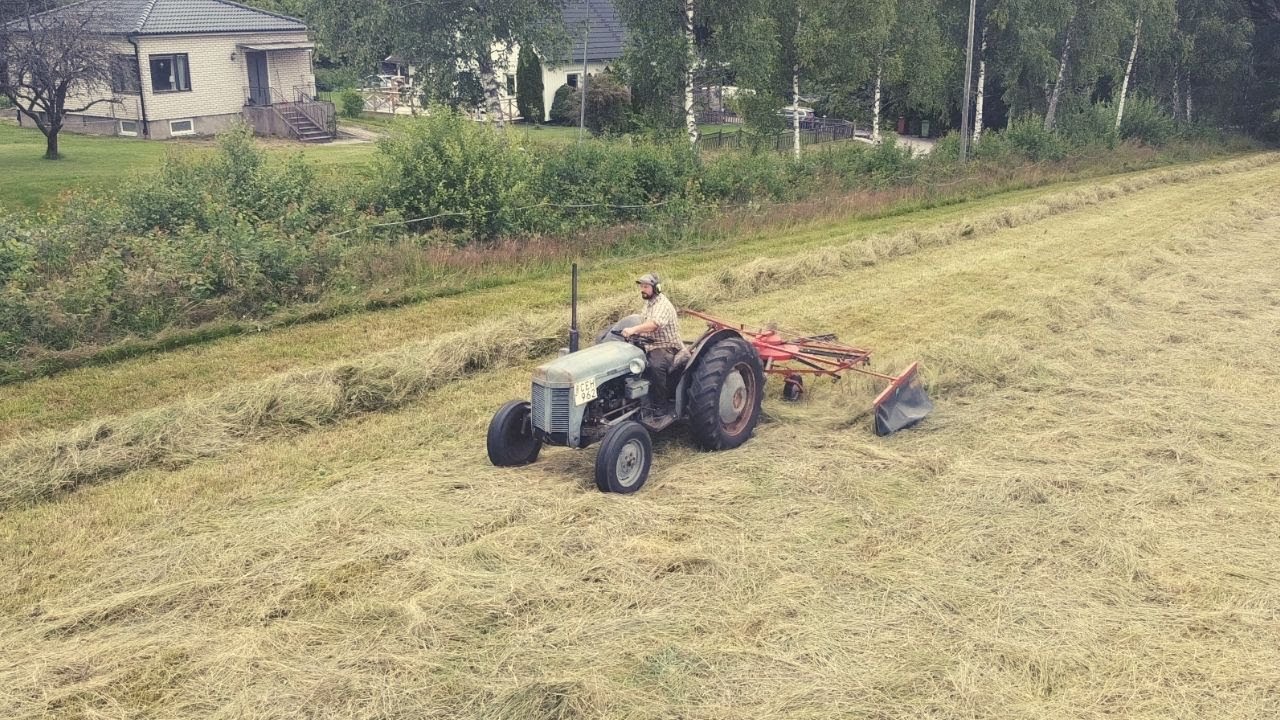 Strängar hö och ser över löspress 2020