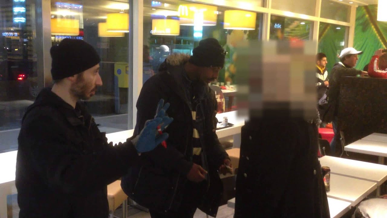 67-&aring;rig kvinna ingriper mot v&aring;ldt&auml;ktsman som f&ouml;rs&ouml;ker r&aring;na sovande