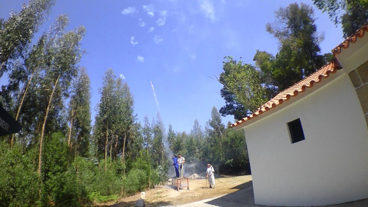 TIRADA DE FUEGOS FIESTA  SEÑORA DA CABEZA EN VALENCA PORTUGAL LUNES 17-4-2017