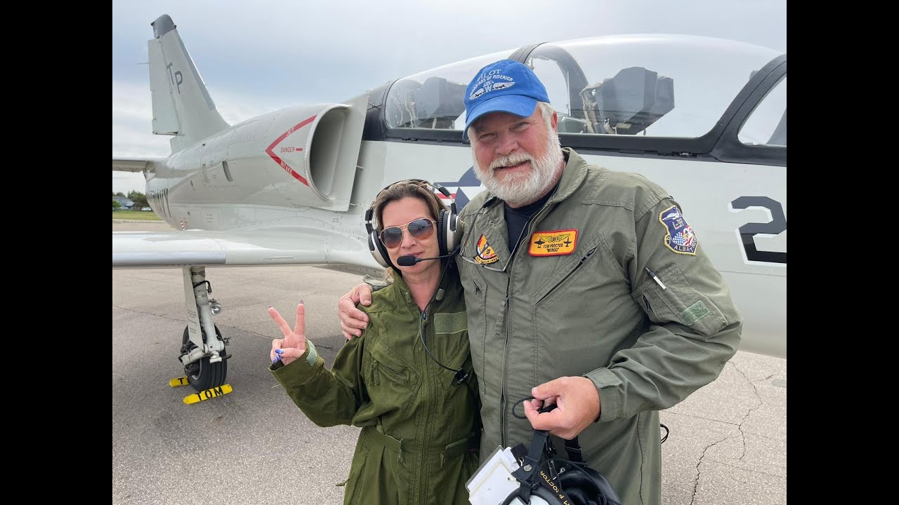 Flying in an Aero L-39 Albatross Fighter Jet (short video) - Elena Grinenko. Pilot: Tom Proctor.