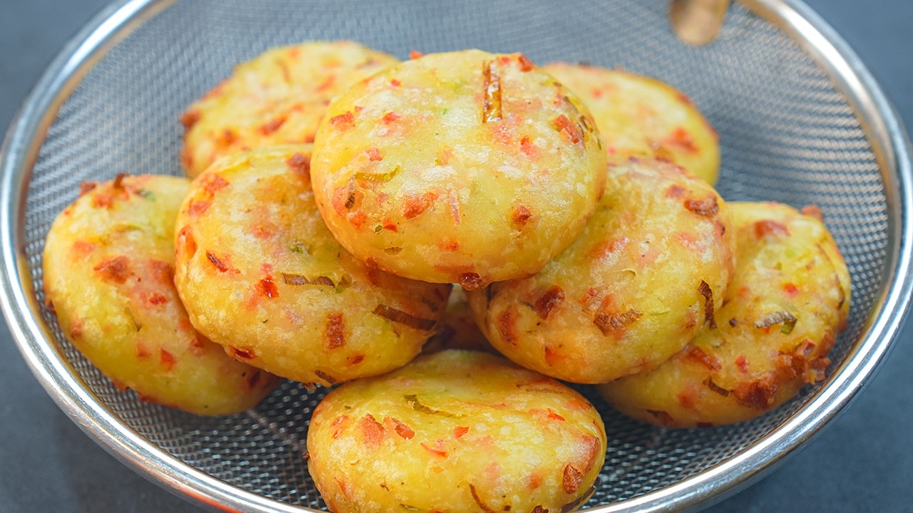 If you've 2 potatoes, try this 2 Amazing Potato breakfast recipes! Simple, Easy and so Delicious!