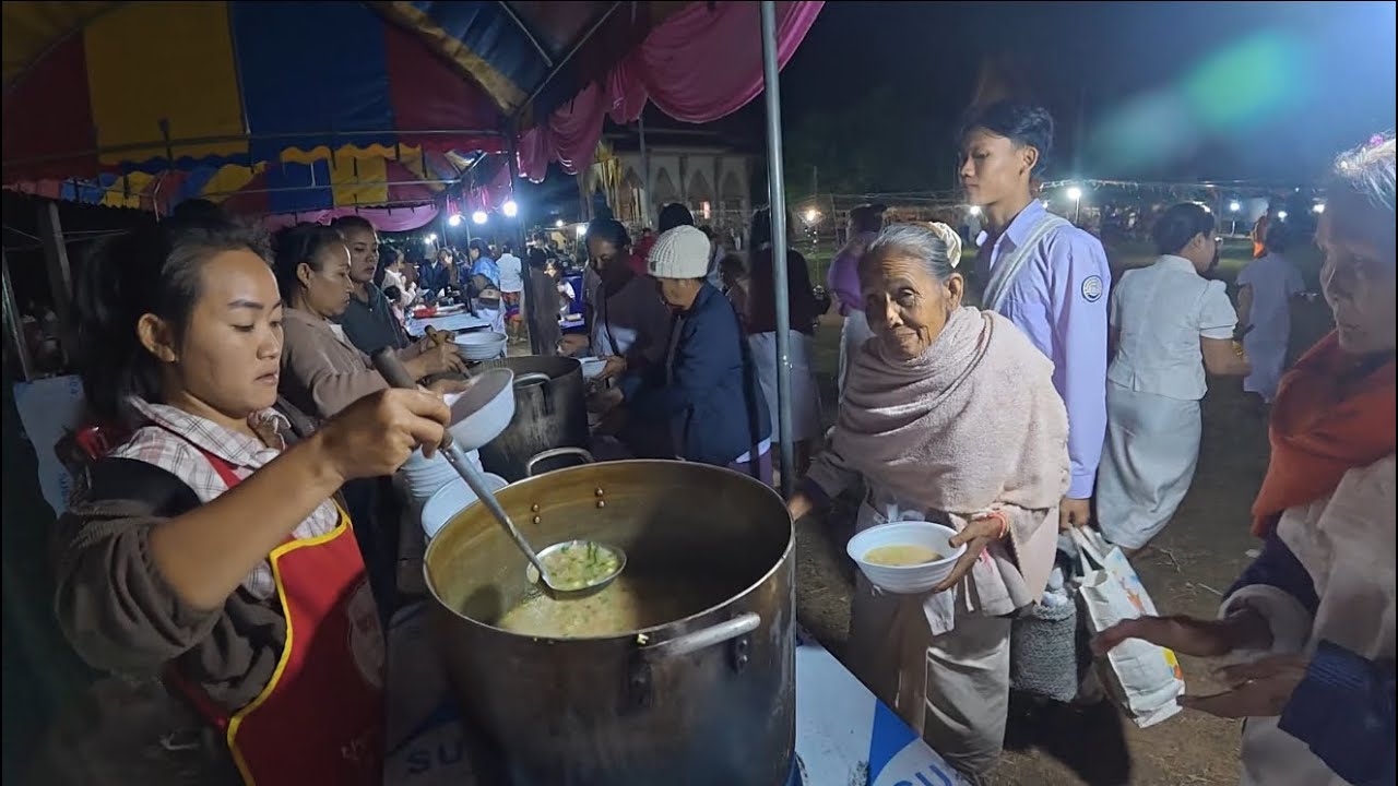 แจกโรงทานข้าวเปียกข้าวตอนเช้า จากช่องบ่าวสุขคนอินดี้ແຈກໂຮງທານເຂົ້າປຽກຕອນເຊົ້າຈາກຊ່ອງບ່າວສຸກຄົນອິນດີ້
