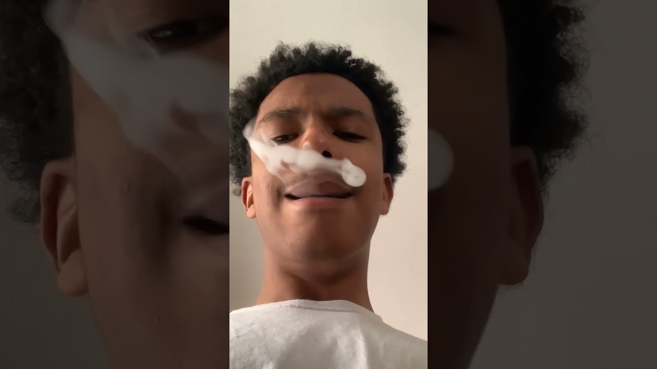 Young 🥷 doin oz #smoke tricks#smoke #carts #cake carts#smoking #vaping #weed