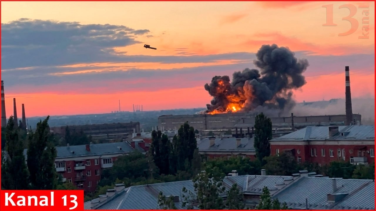 Момент удара украинских дронов Flamingo по российскому оборонному заводу, производящему пусковые ...