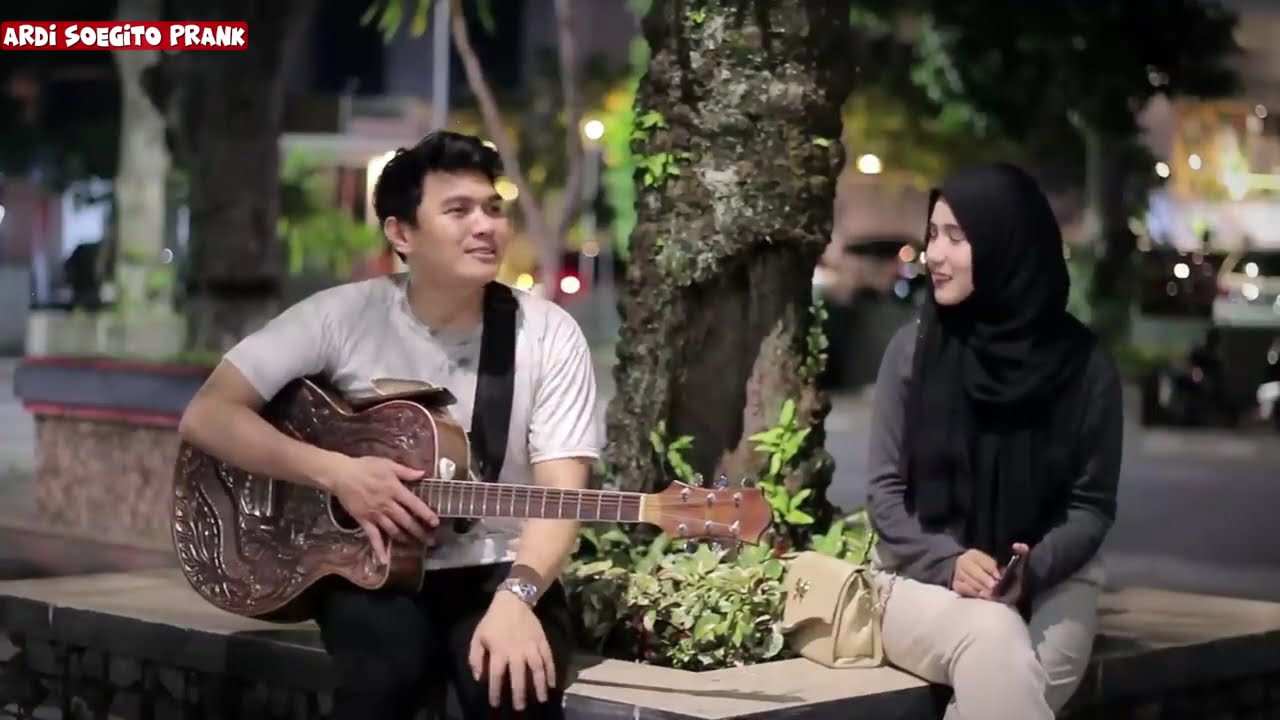 CURHATAN PENGAMEN JALANAN BIKIN CEWEK INI IKUTAN SEDIH 