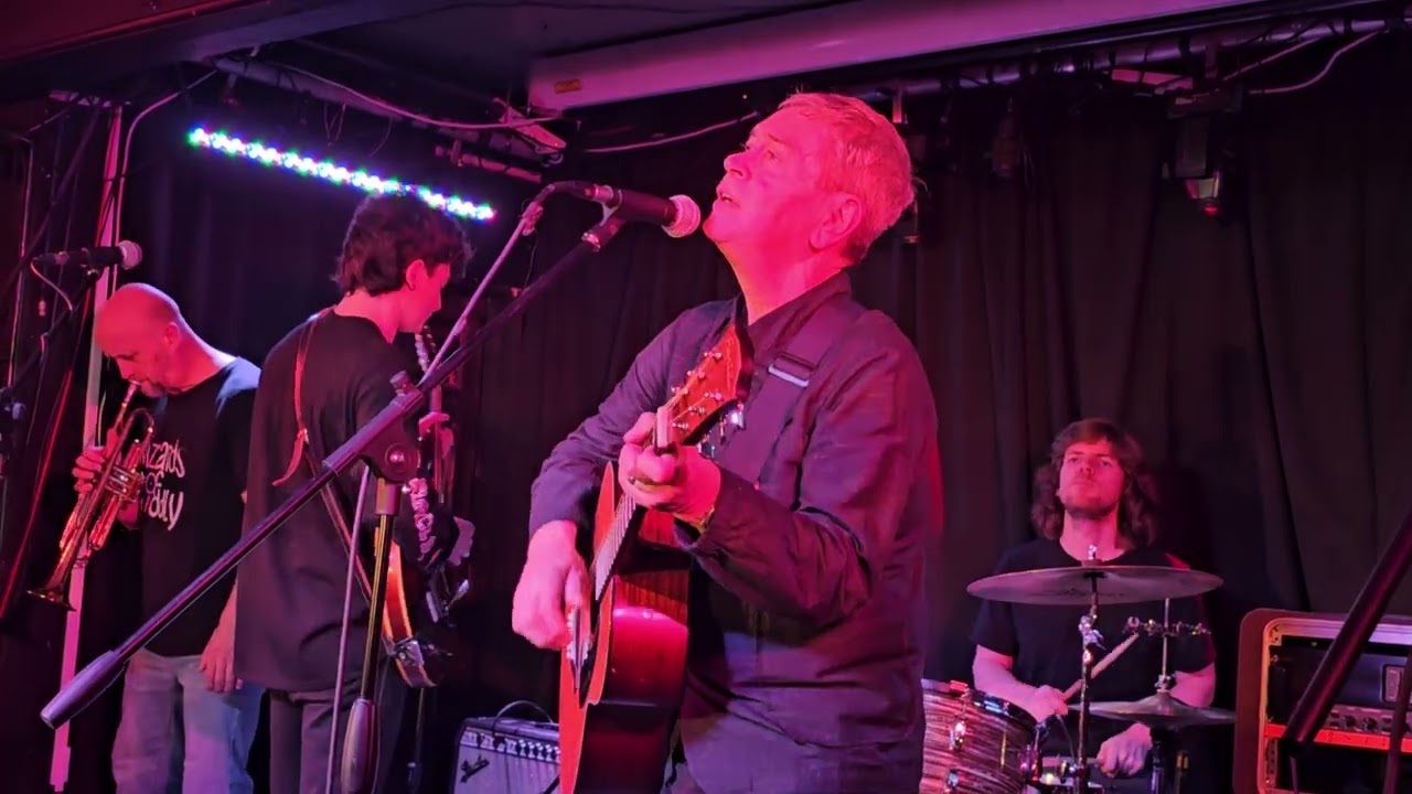 Michael head and the red elastic band (Meant To be) 8/11/24. Foxlowe Leek. vid by peter kevan.